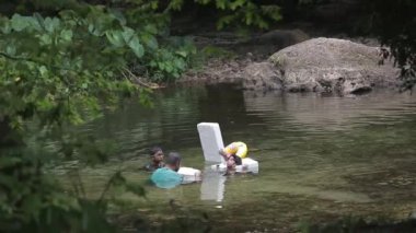 Aile Gölde Şamandıra ve Beyaz Dikdörtgenle Oynuyor
