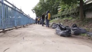 Adam ve kadın parkta yürüyorlar.