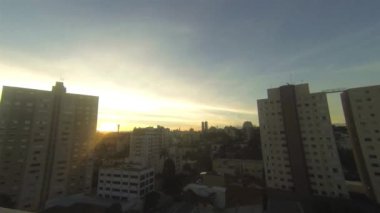 Günbatımındaki Bulutlar Renkli Gökyüzü Şehirdeki Binaların Üzerinden Geçiyor - Statik