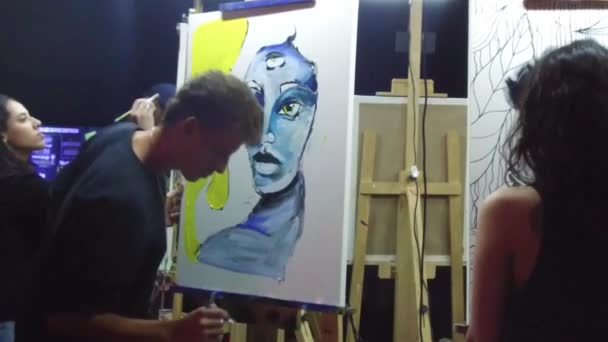 Artist Painting Front Crowd Dark Art Gallery — Stock Video