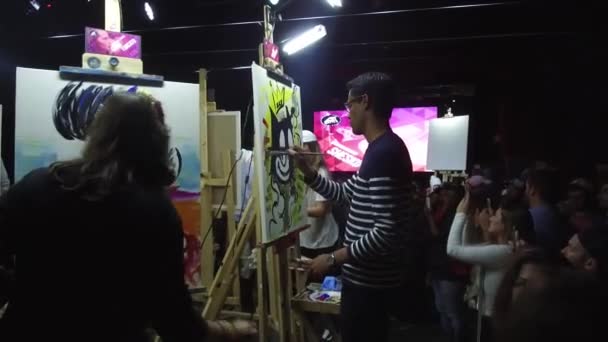 Artysta Malarstwo Otoczony Przez Tłum — Wideo stockowe
