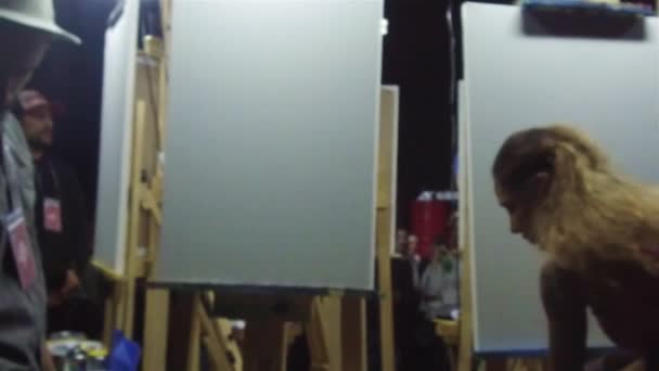 Artistas Frente Tela Branco Galeria Arte Escura Corrediça Estática Leve — Vídeo de Stock