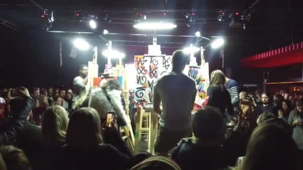 Sanatçılar Tuval Neon Işıklar Altında Kalabalık — Stok video