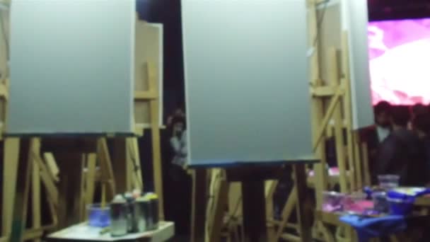 Üres Vászon Sötét Művészeti Galériában Pan Jobbra Balra Lassú Mozgás — Stock videók