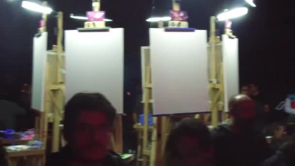 Πλήθος Κάθεται Κάτω Κοντά Κενό Καμβά Σκοτεινή Γκαλερί Τέχνης — Αρχείο Βίντεο