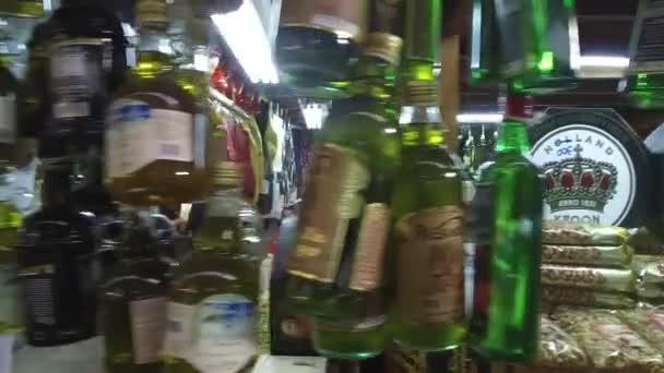 Alkol Şişelerinden Kapalı Market Duraklarına Sağdan Sola — Stok video
