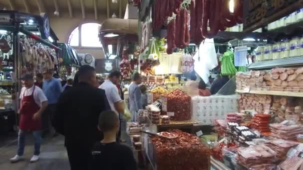 Kapalı Markette Yiyecek Satan Insanlar Durağan Hafif Sağa Sola Kayıyor — Stok video