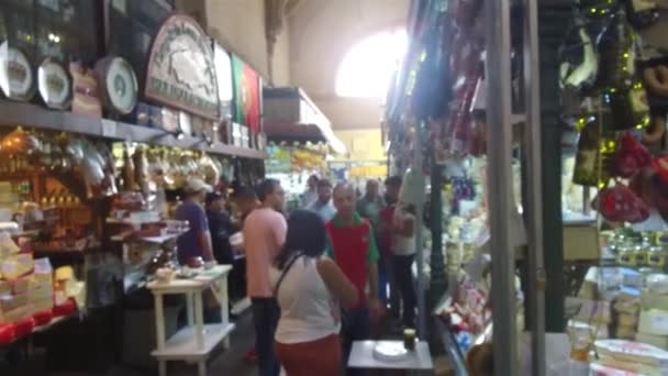 Kapalı Marketin Yakınındaki Insanlar Ayakta Duruyor Pan Eğiliyor Sağdan Sola — Stok video