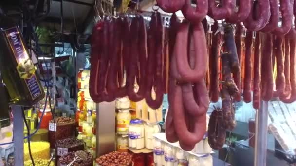 在市场上方机器上旋转的香肠 — 图库视频影像