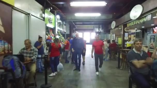 Sonrisa Del Hombre Mercado Interior Deslice Hacia Adelante — Vídeo de stock