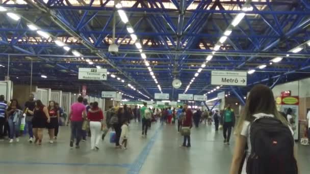 Mädchen Mit Rucksack Bahn Station Von Menschen Umringt — Stockvideo
