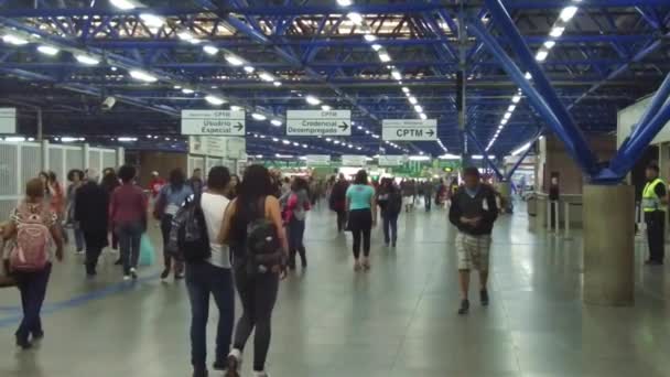 Paar Und Mann Bahn Station Von Menschen Umgeben — Stockvideo