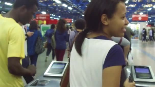 Seguindo Mulher Digitalizando Cartão Transporte Para Passar Pelo Portão Estação — Vídeo de Stock