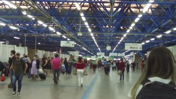 Seguito Ragazza Con Zaino Metropolitana Stazione Sotto Luci Tremolante Circondato — Video Stock