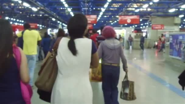 Seguindo Mulheres Andando Estação Metrô — Vídeo de Stock