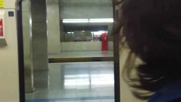 Hombre Con Mochila Delante Entrando Metro — Vídeos de Stock
