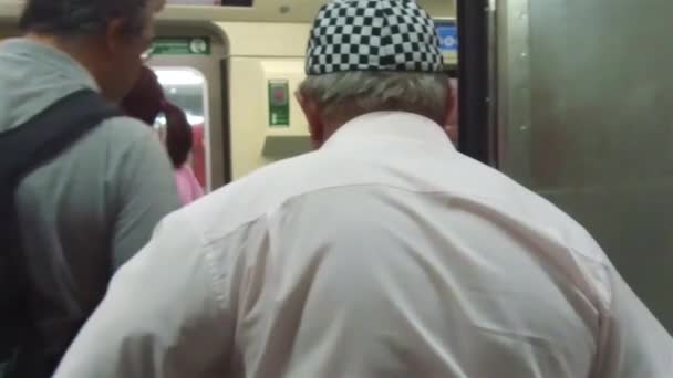 지하철 의문이 열리면서 뒤에서 사람들 — 비디오