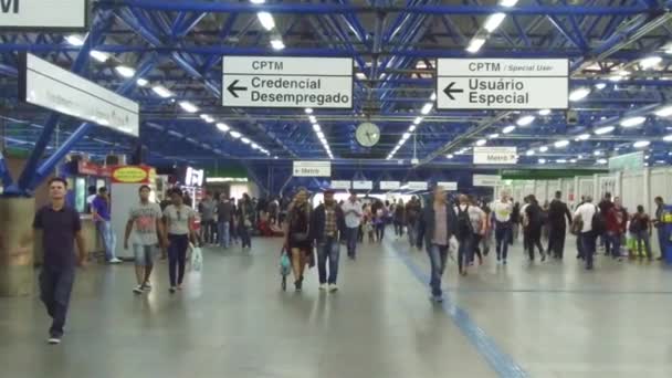 Menschen Die Unter Zielschildern Bahn Station Hängen — Stockvideo