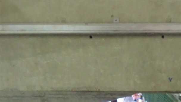 Kalın Duvar Tavanı Altındaki Metro Stasyonu — Stok video