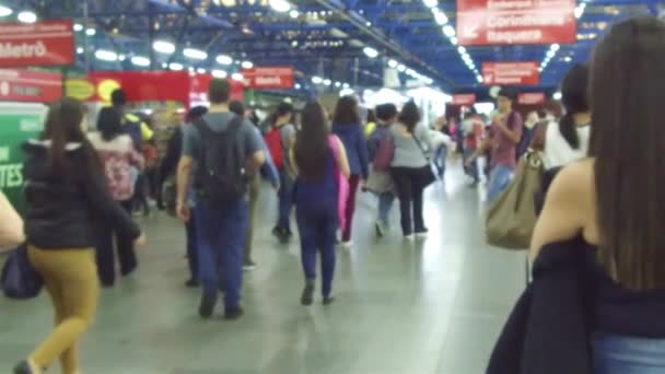 Rodeado Por Pessoas Que Caminham Estação Metrô — Vídeo de Stock