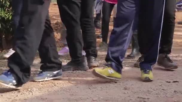 一群人走路的腿 — 图库视频影像