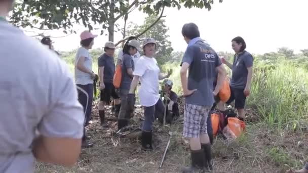 Pessoas Caminhando Plantando Árvore Campo — Vídeo de Stock