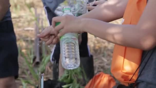 Ludzie Myją Ręce Plastikową Butelką Wody — Wideo stockowe
