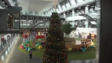 Bir alışveriş merkezindeki Noel ağacı Asansörün içinden aşağı iniyor