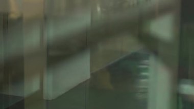 Aşağıdan Gelen Asansör ve Gelen İnsanlar - Parazit