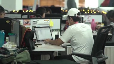 Ofis masasında çalışan adam.