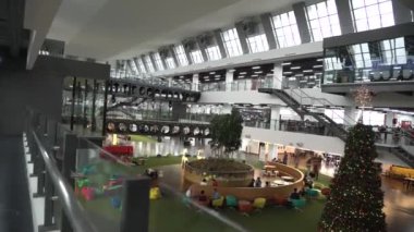 Noel 'de Alışveriş Merkezinde Asılı İnsanlar