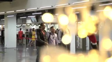 Noel Işıklarının Arkasında Bir Havalimanında Yürüyen İnsanlar