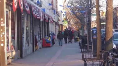 Yana doğru yürüyen insanlar, odaklanın.