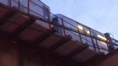 Yükseltilmiş bir demiryolundan geçen tren.
