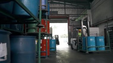 Çatal kaldırma fıçılarla dolu bir fabrikaya giriyor.