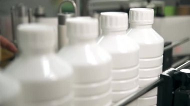 Koşu bandında dinlenen beyaz şişeler