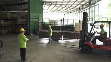 Fabrika garajına bir kamyon doldurduktan sonra ayrılan boş bir çatal asansör.