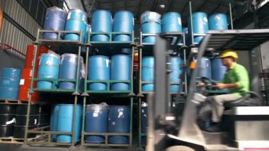 Dolu fıçılarla dolu raftan Boş Çatal-Asansör Geçişi - Yan Vuruş