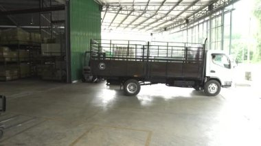 Boş Kamyon Fabrika Garajına Park Edildi