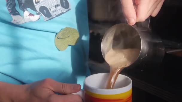 Hombre Vertiendo Café Una Taza — Vídeo de stock