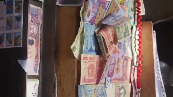 藏在墙上的钞票 — 图库视频影像