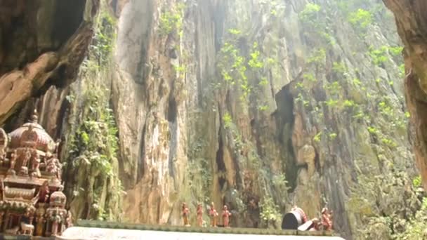 Religiöst Tempel Mellan Stenar Tilt — Stockvideo