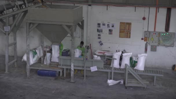 Trabalhadores Asiáticos Enchendo Sacos Brancos Com Fertilizantes — Vídeo de Stock