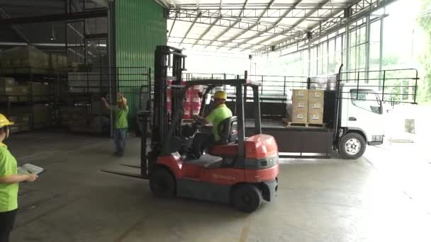 Empy Fork Lift Entra Una Fábrica Cerca Camión — Vídeos de Stock