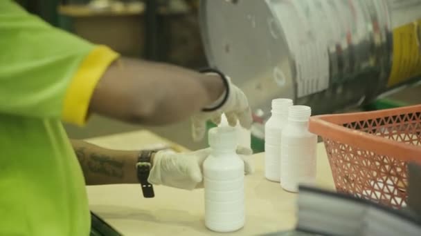 Рабочий Фабрики Закрывает Бутылку Белыми Удобрениями — стоковое видео