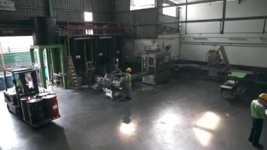 Çatal-Kaldırma Fıçıları Bir Fabrikadan Geçiriyor 
