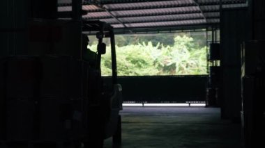 Forest yakınlarındaki bir hangardan bir fabrikaya çatal-kaldırma girişi
