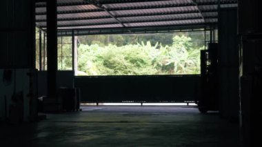 Çatal kaldırma sağdan fabrika hangarına giriyor.