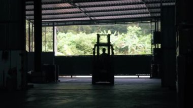 Çatal-Asansör Soldan Fabrika Deposuna Giriyor