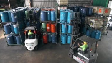 Fabrikada Çatal-Kaldırma Raftan Varil Alma